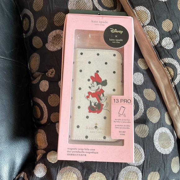 NWT Minnie Mouse polka dot magnetic wrap folio case for iPhone 13/pro - Picture 5 of 6